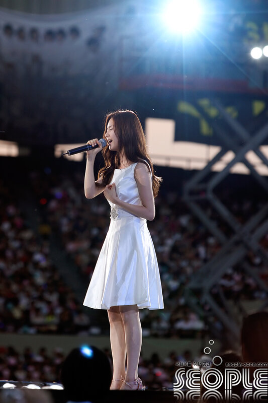 woman singing on stage