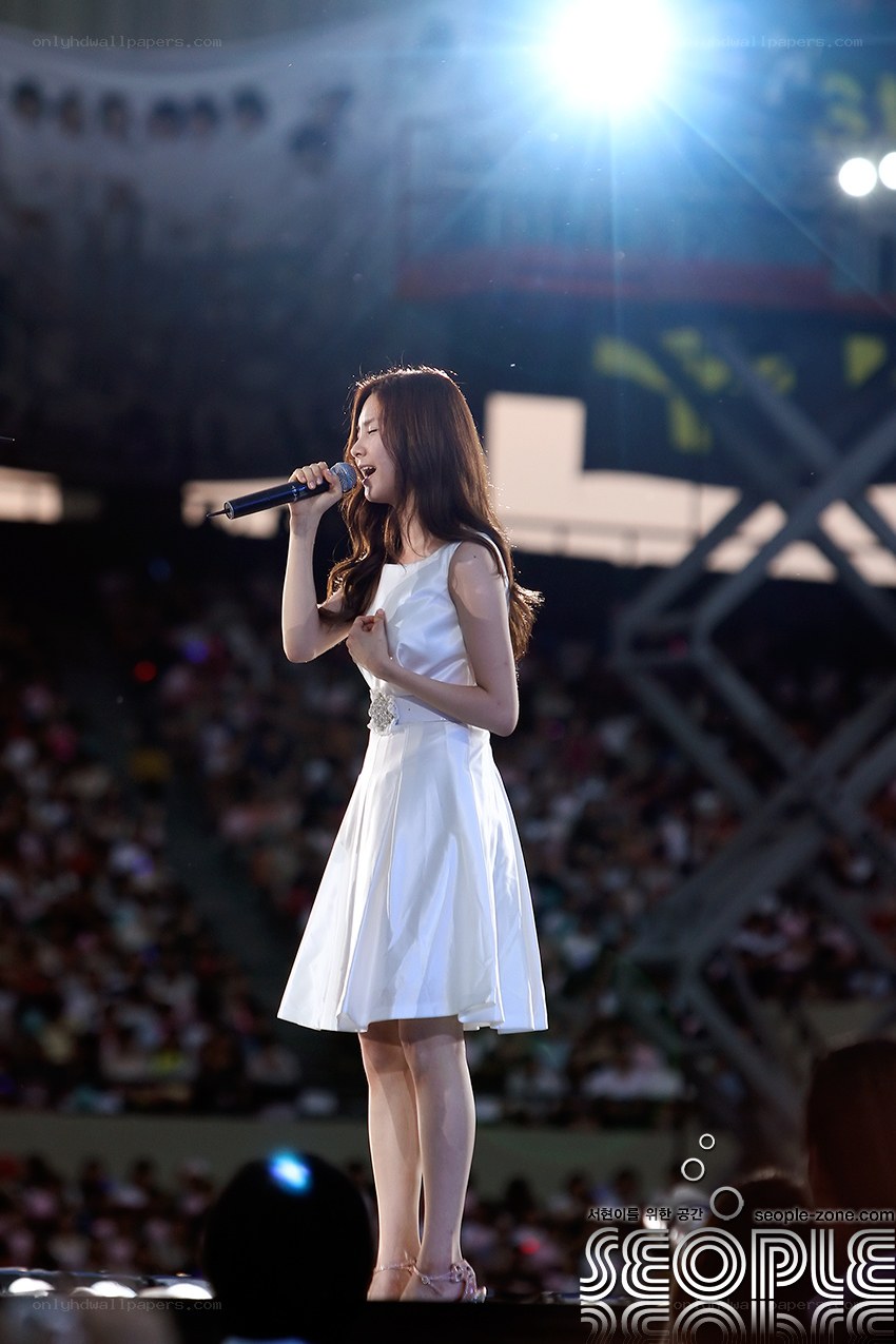 woman singing on stage