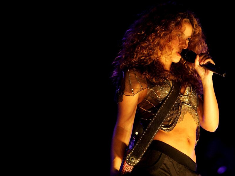 Woman Singing on Stage — Black, Dramatic, Night, Photograph