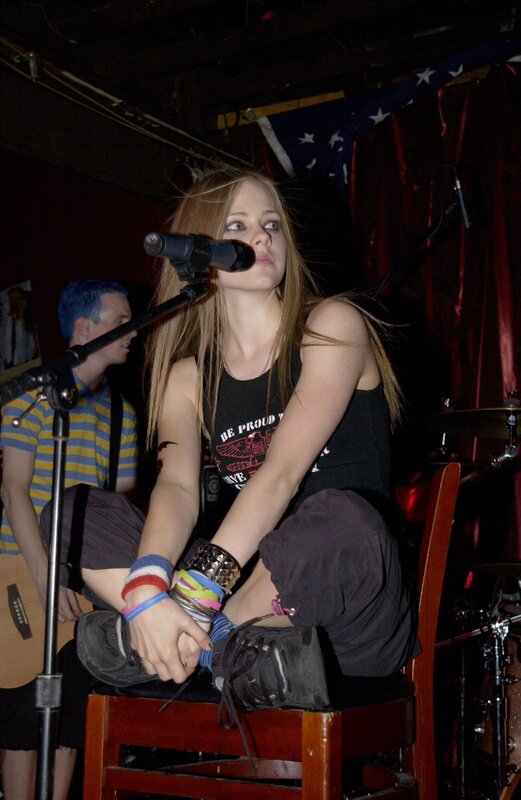 Woman Singing on Stage — Black, Intense, Night, Photograph