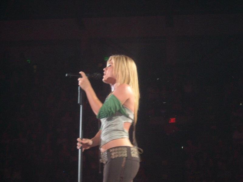 Woman Singing on Stage — Black, Performing