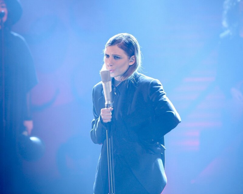 Woman Singing on Stage — Blue, Dramatic, Photograph