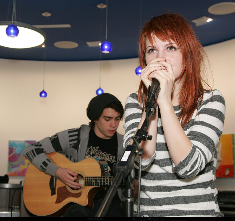 woman singing with guitar player