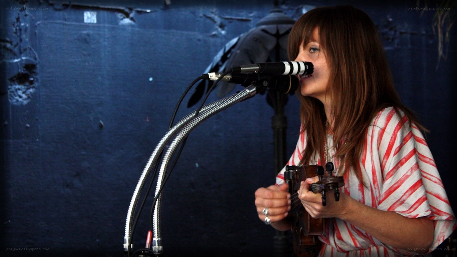 woman singing with ukulele