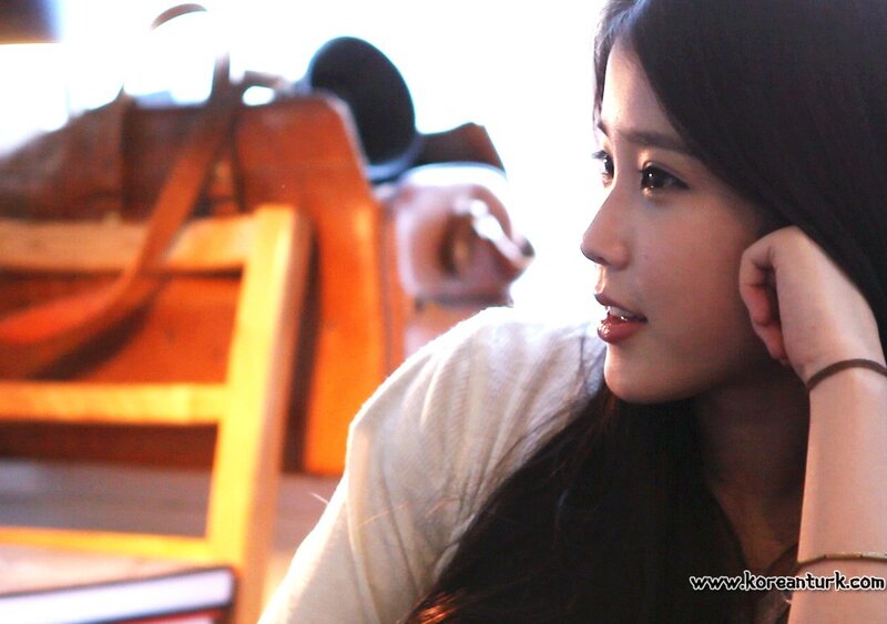 woman sitting in a cafe