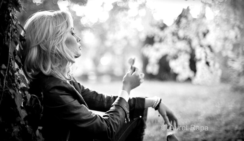 woman sitting in park