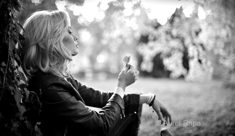 woman sitting in park