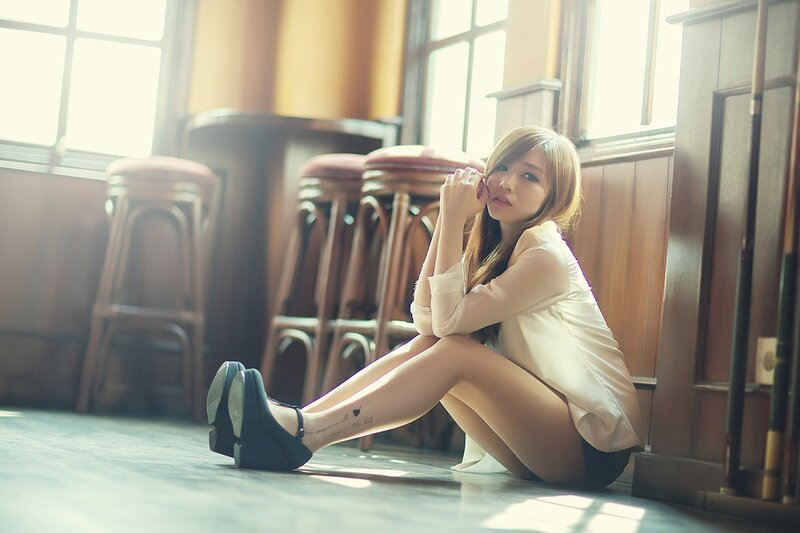 woman sitting on floor in bar