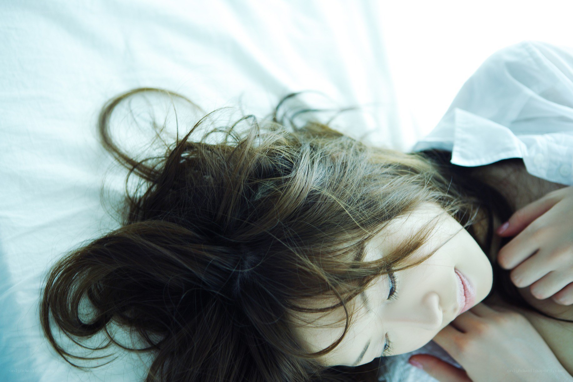 woman sleeping on bed