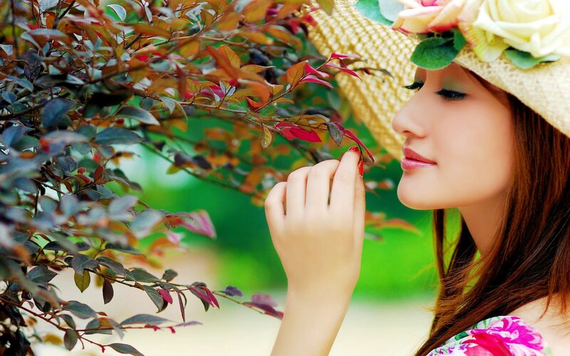 Woman Smelling a Flower — Green