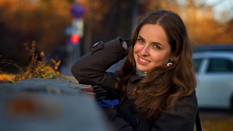 woman smiling in autumn
