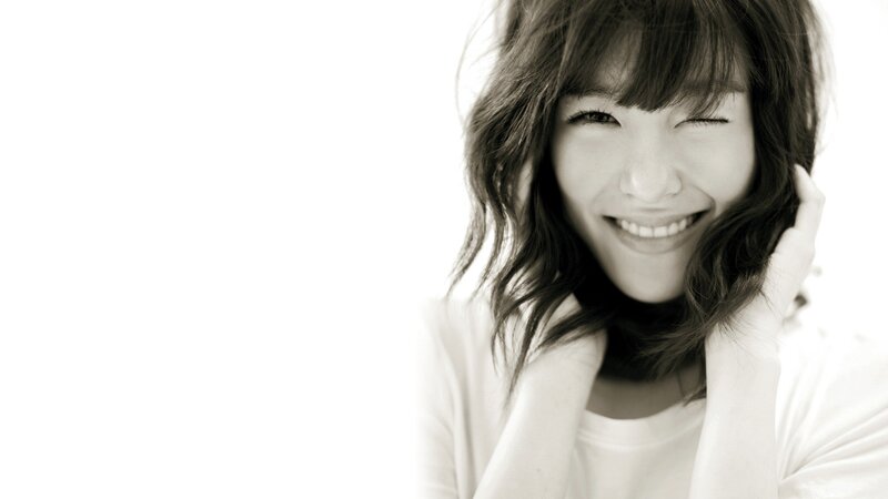 woman smiling in black and white