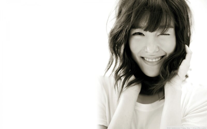 woman smiling in black and white