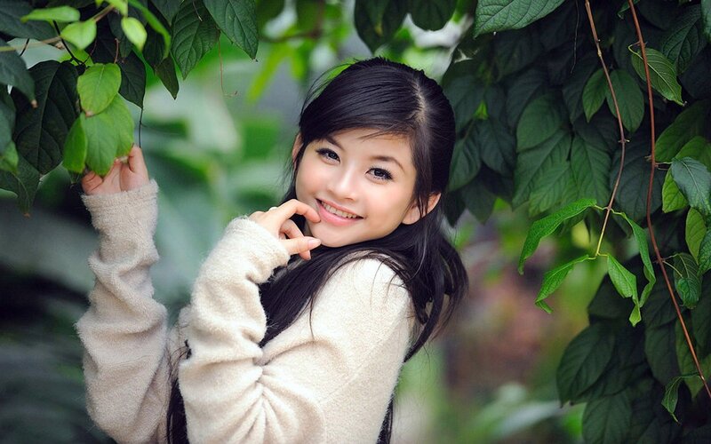 woman smiling in green foliage