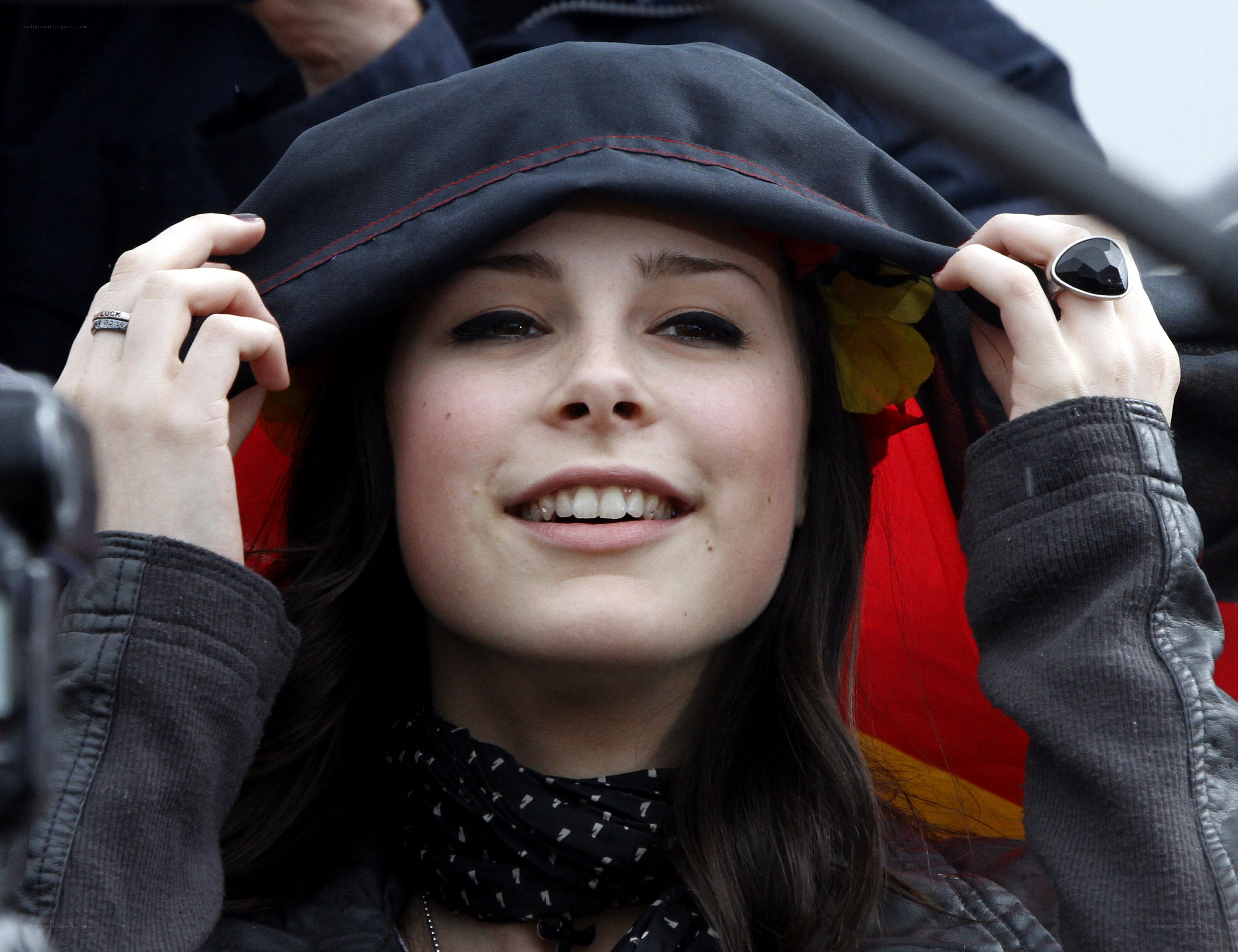 woman smiling with hat