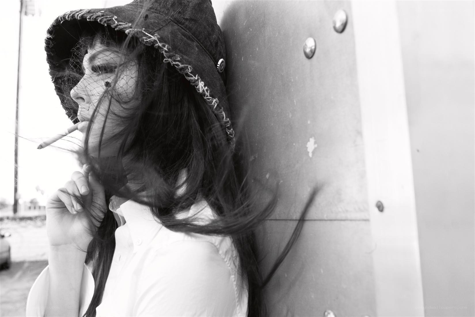 woman smoking with hat