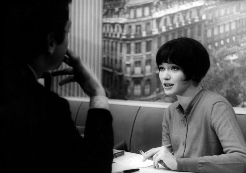woman talking to man in cafe