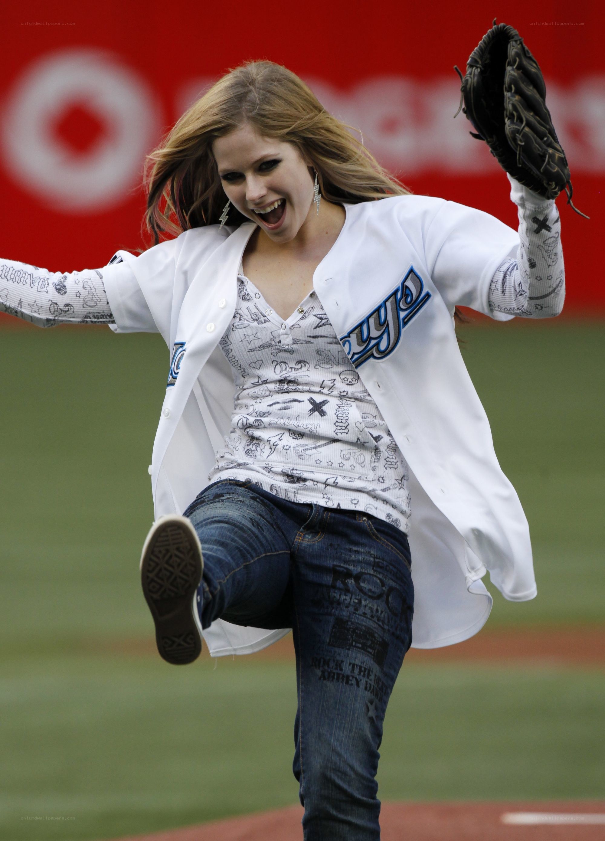 woman throwing baseball