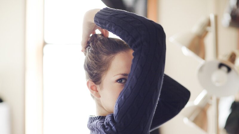 woman tying her hair