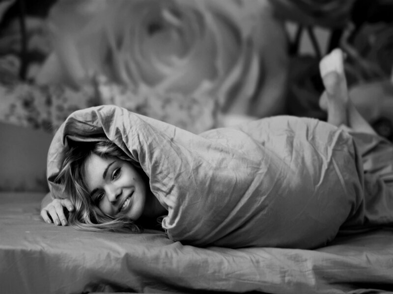 Woman under Blanket — Black