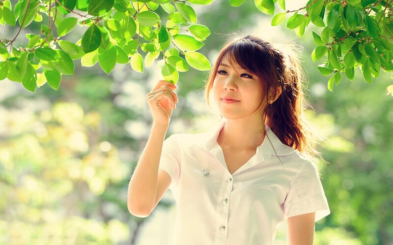 woman under green leaves