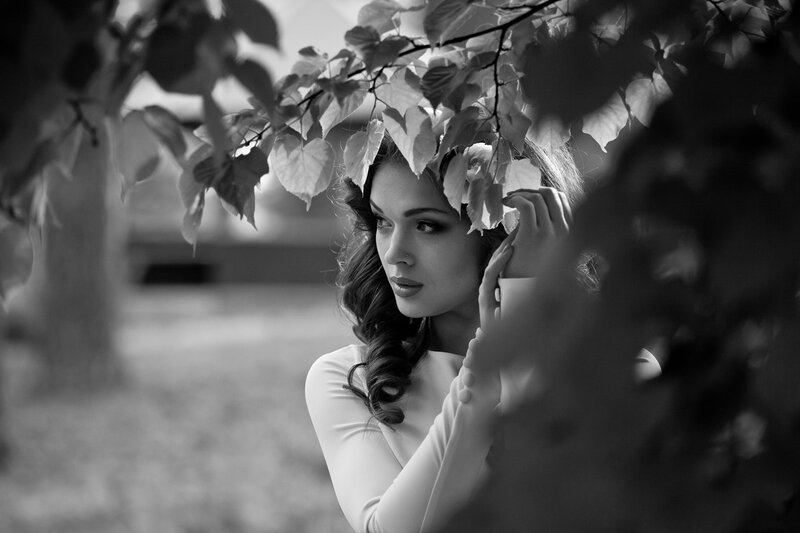 Woman under Tree Branches — Black