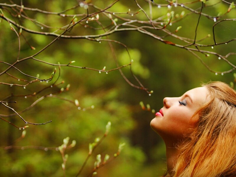 Woman under Tree Branches — Green