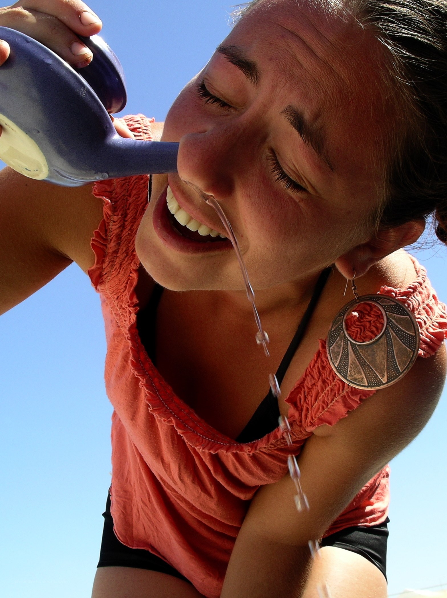 woman using neti pot