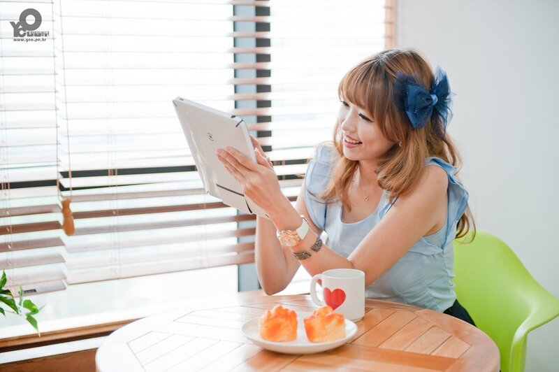 woman using tablet at cafe