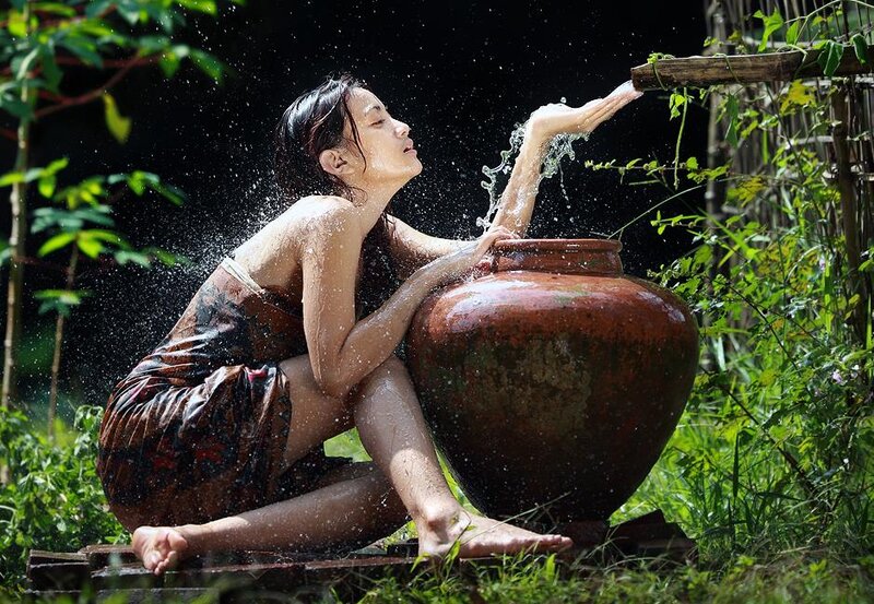 Woman Washing with Water — Green