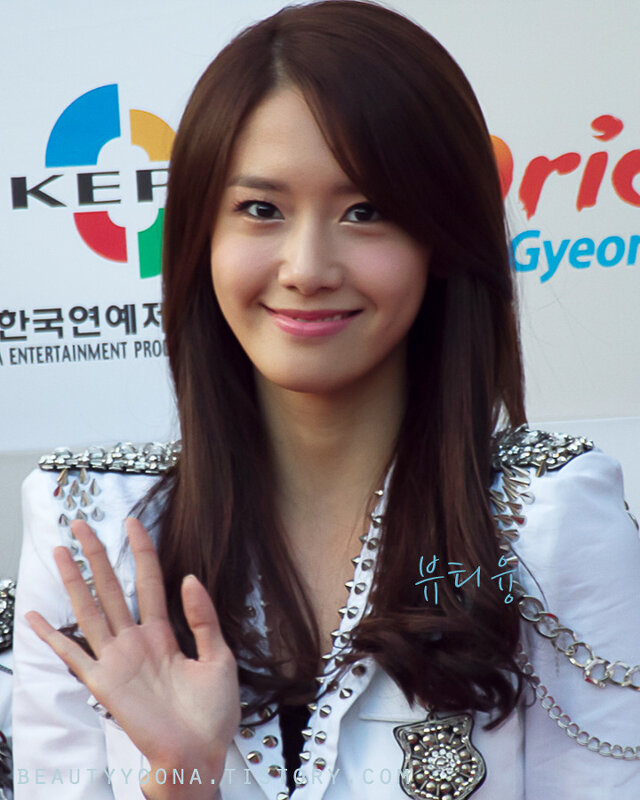 woman waving at event