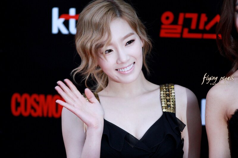 woman waving at event
