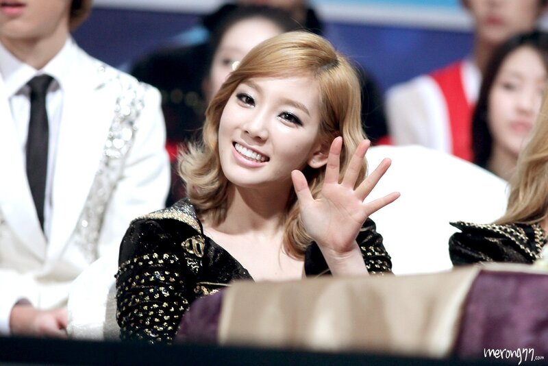 woman waving at event