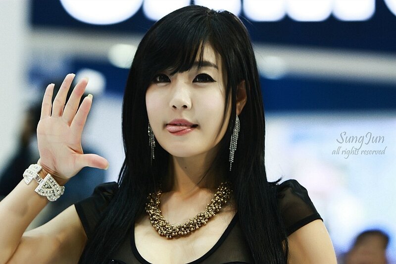 woman waving at event