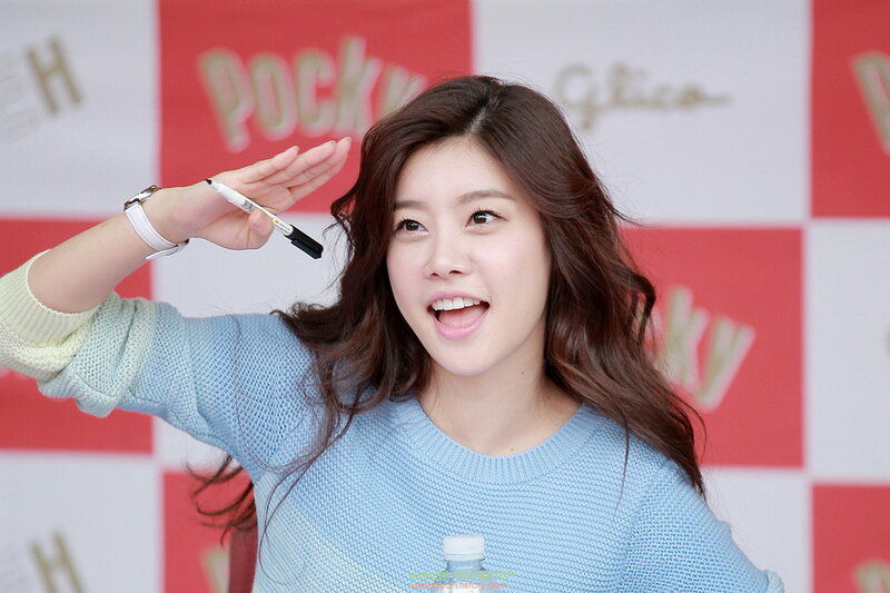 Woman Waving at Event — Blue