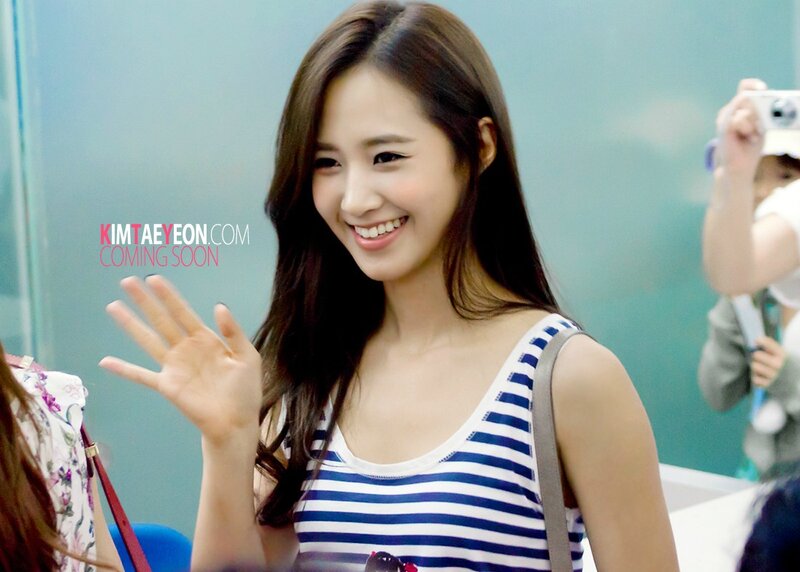 woman waving at fans