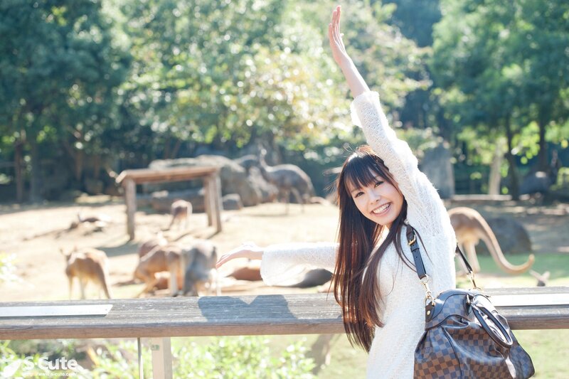Woman waving at zoo