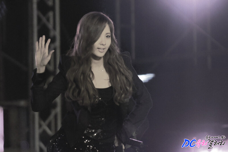woman waving on stage