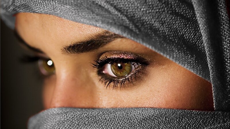 woman wearing a niqab