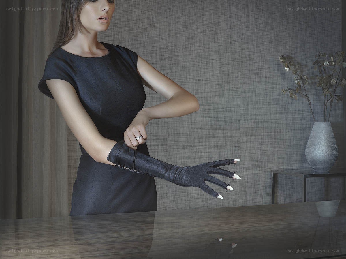 woman wearing black gloves