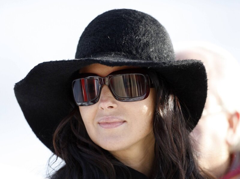 woman wearing black hat and sunglasses