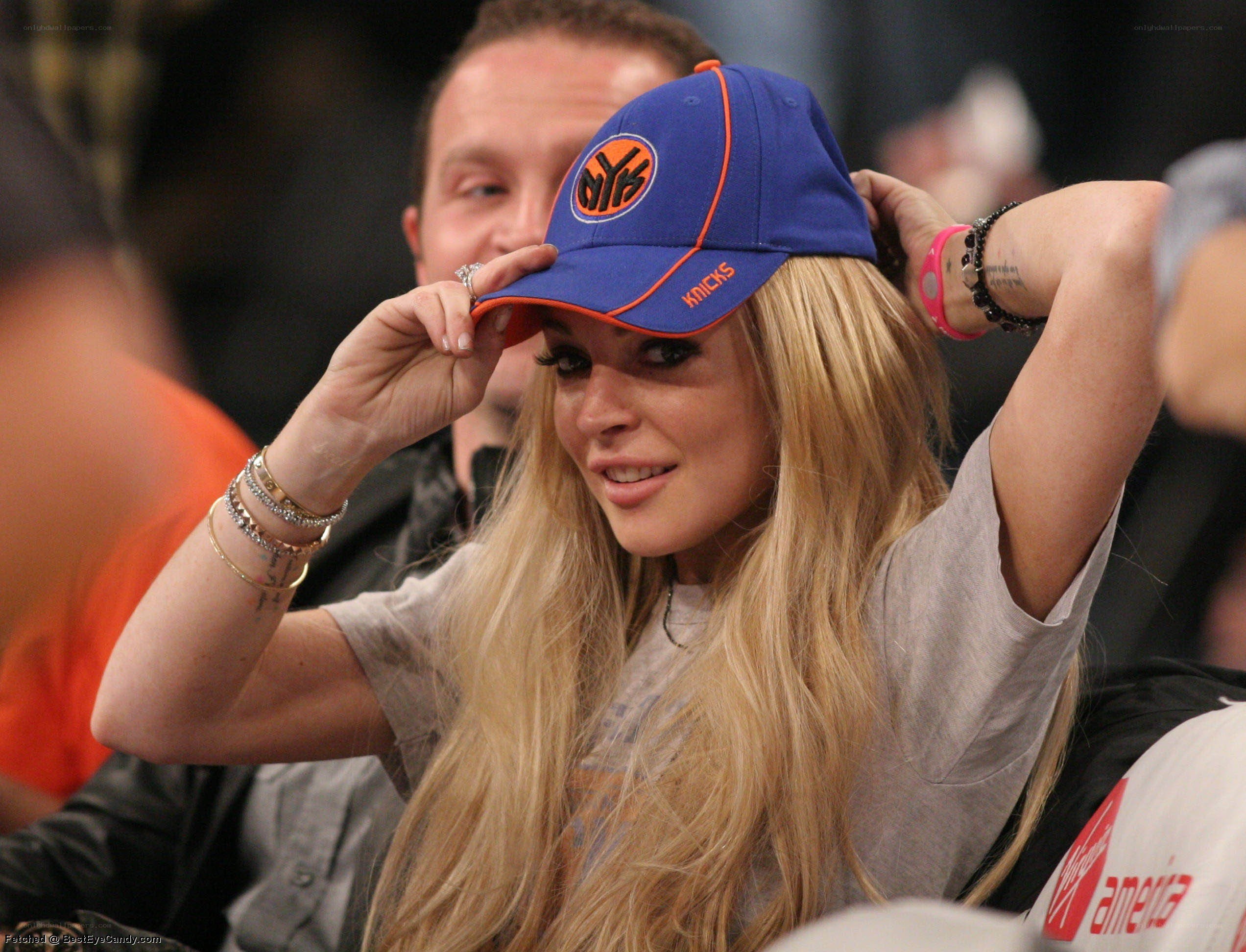 woman wearing knicks cap