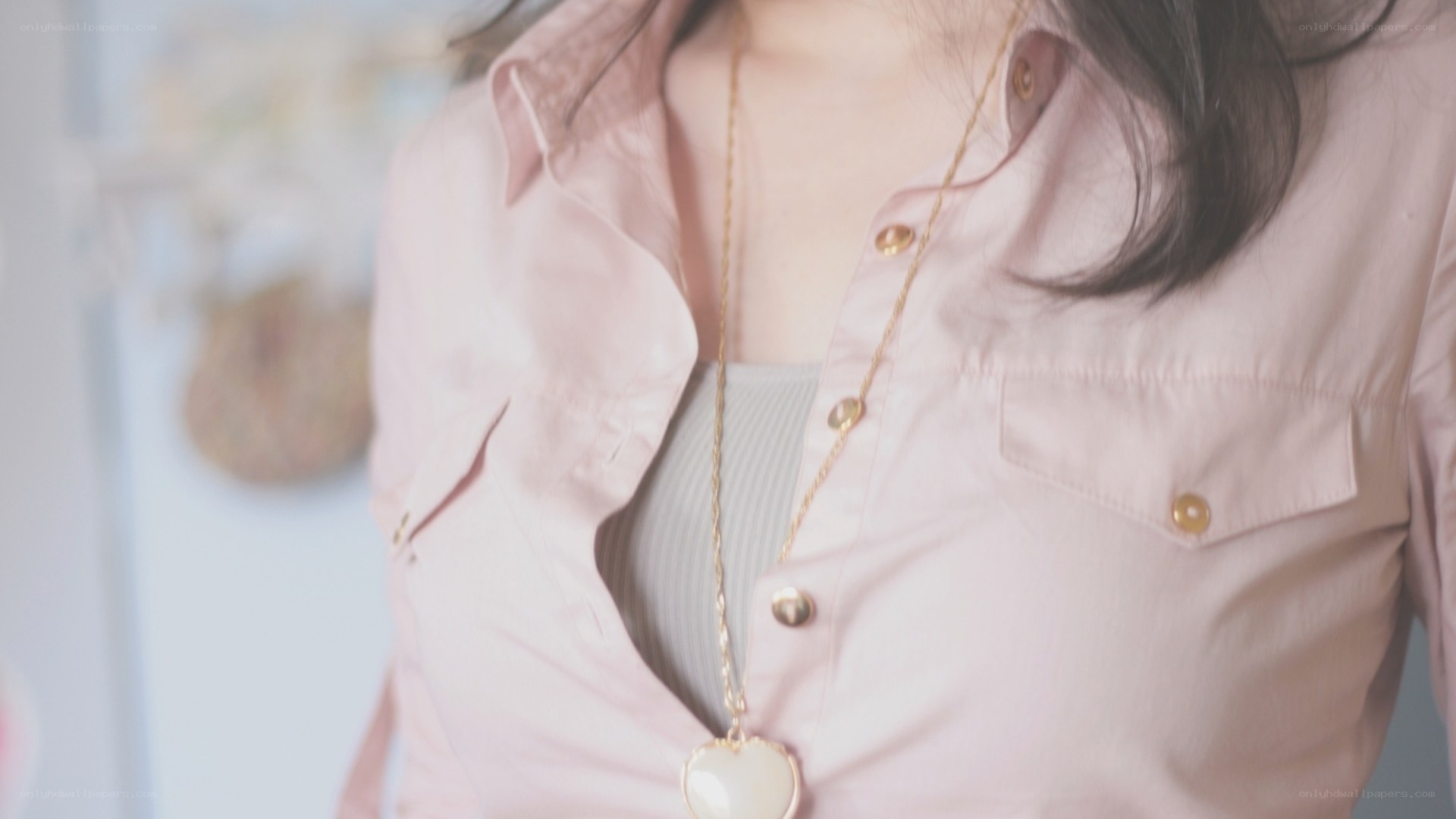 woman wearing pink shirt