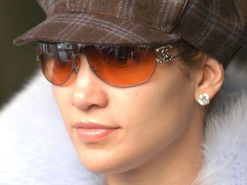woman wearing sunglasses and hat