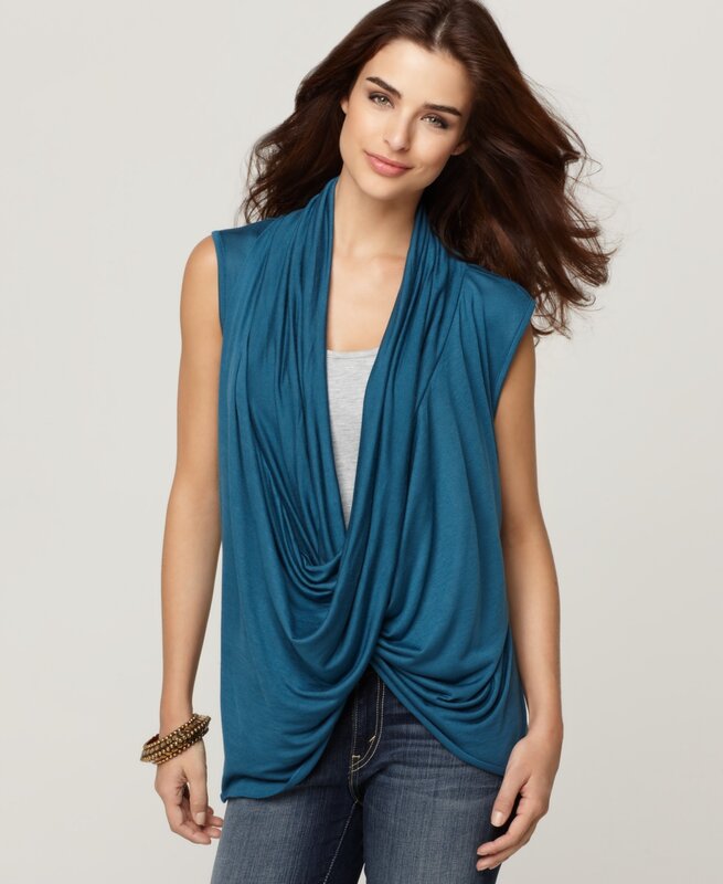 woman wearing teal sleeveless top