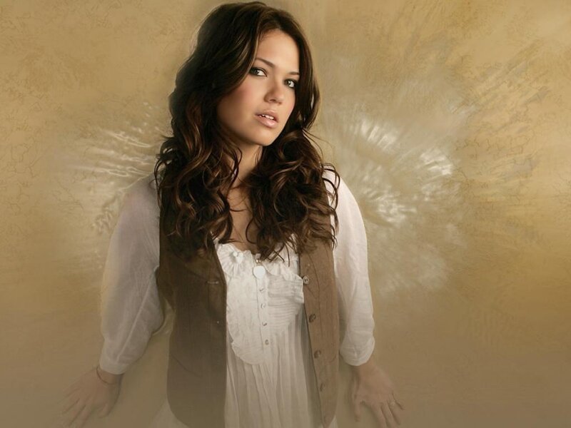 Woman with Angel Wings — Beige