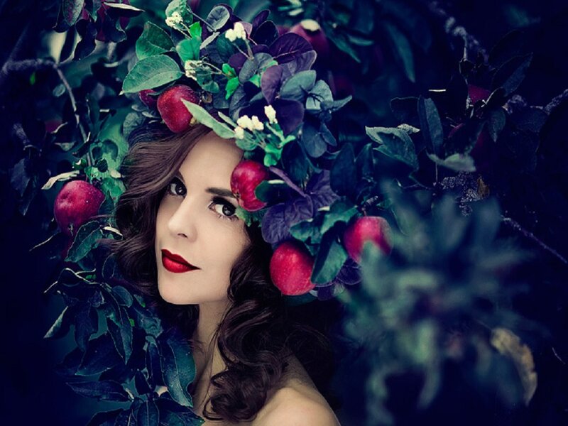 Woman with Apple Crown — Green