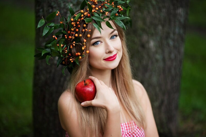 Woman with Apple Crown — Red