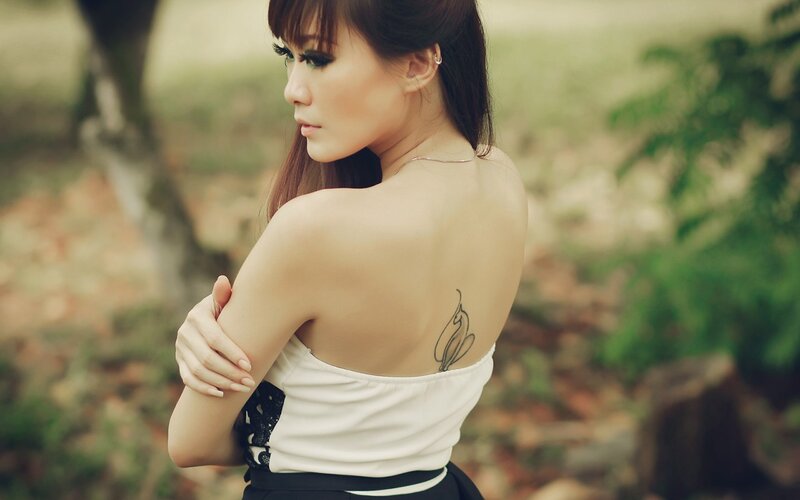 woman with back tattoo