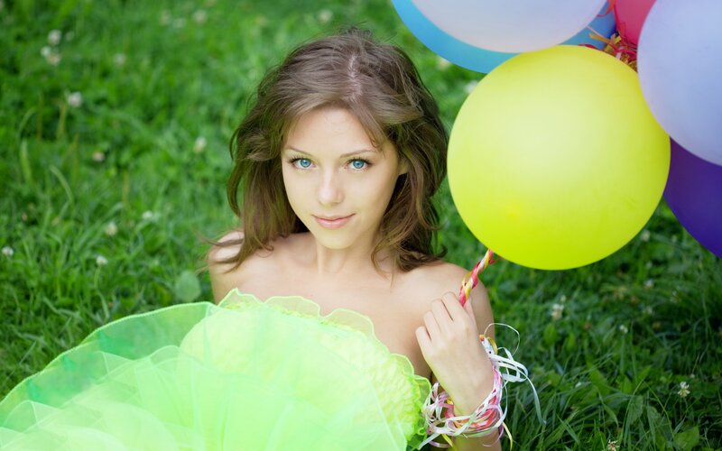 Woman with Balloons — Green